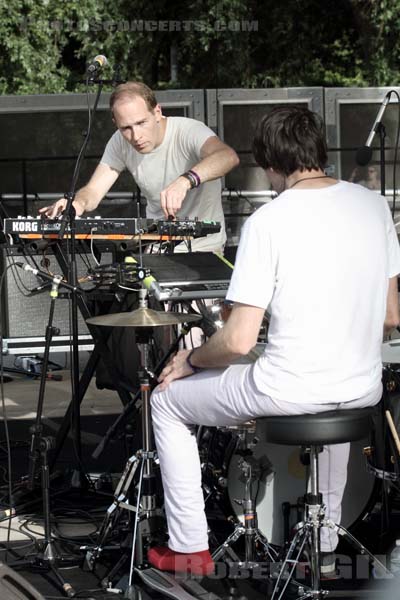 CARIBOU - 2011-05-28 - PARIS - Parc de la Villette - Brad Weber - Daniel Victor Snaith